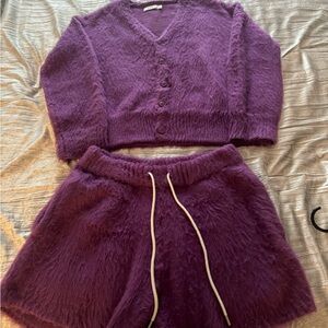 Mnml fuzzy sweat-short set in size L